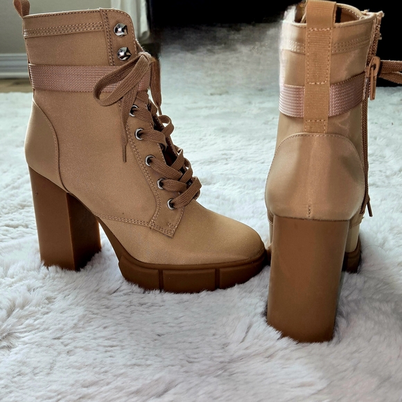 Steve Madden Tan Lace Up Boots with Chunky Heel - Picture 1 of 6